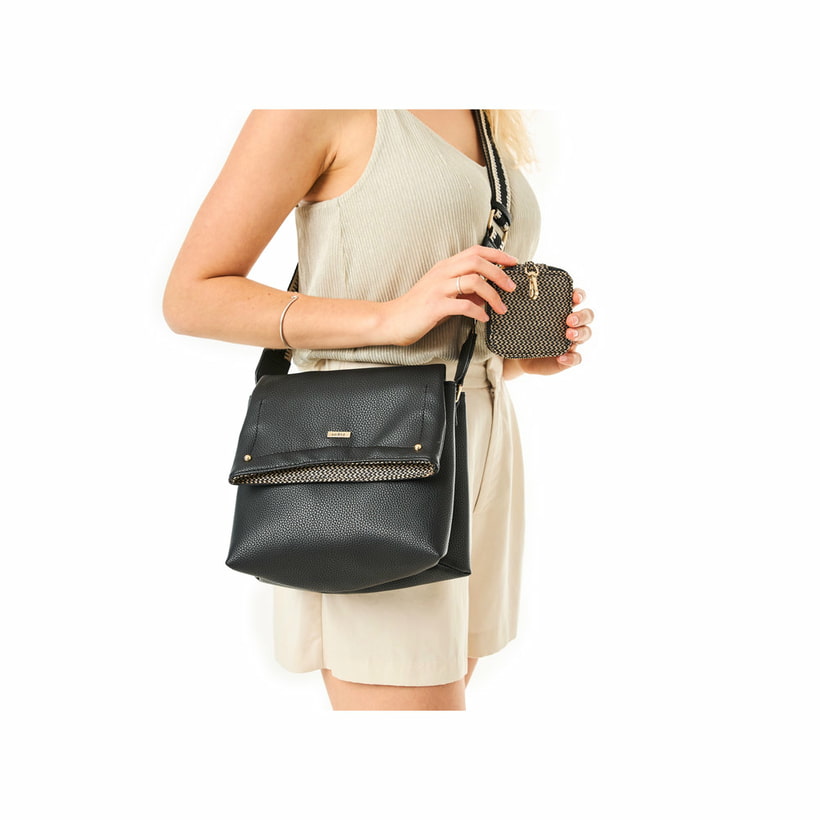 Sac à main Rieker H1612-00 noir avec petite poche pendentif et rabat avec fermeture magnétique. Porté.