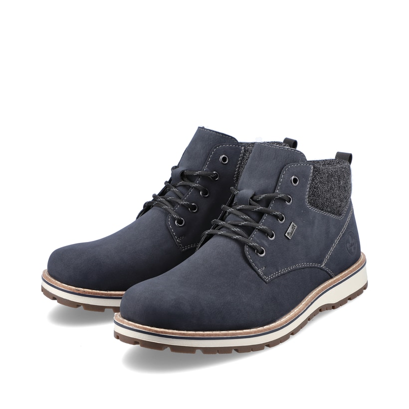 Pazifikblaue Rieker Herren Schnürstiefel 38419-16 mit einer robusten Profilsohle. Schuhpaar schräg.