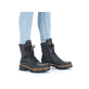 
Pazifikblaue Rieker Damen Biker Boots 72600-14 mit Schnürung und Reißverschluss. Schuh am Fuß