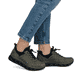 Baskets basses Rieker vertes pour femme M6058-54 avec bande élastique. Chaussure au pied.