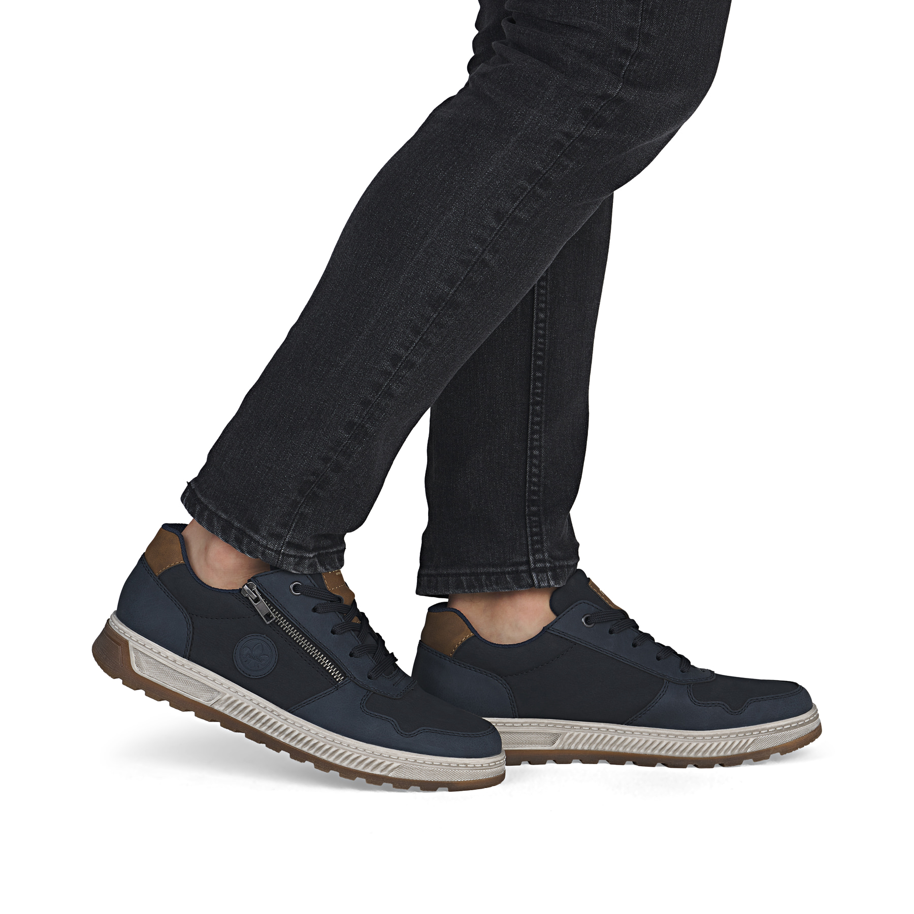Baskets basses Rieker bleues pour homme 37029-14 avec détails marrons. Chaussure au pied.