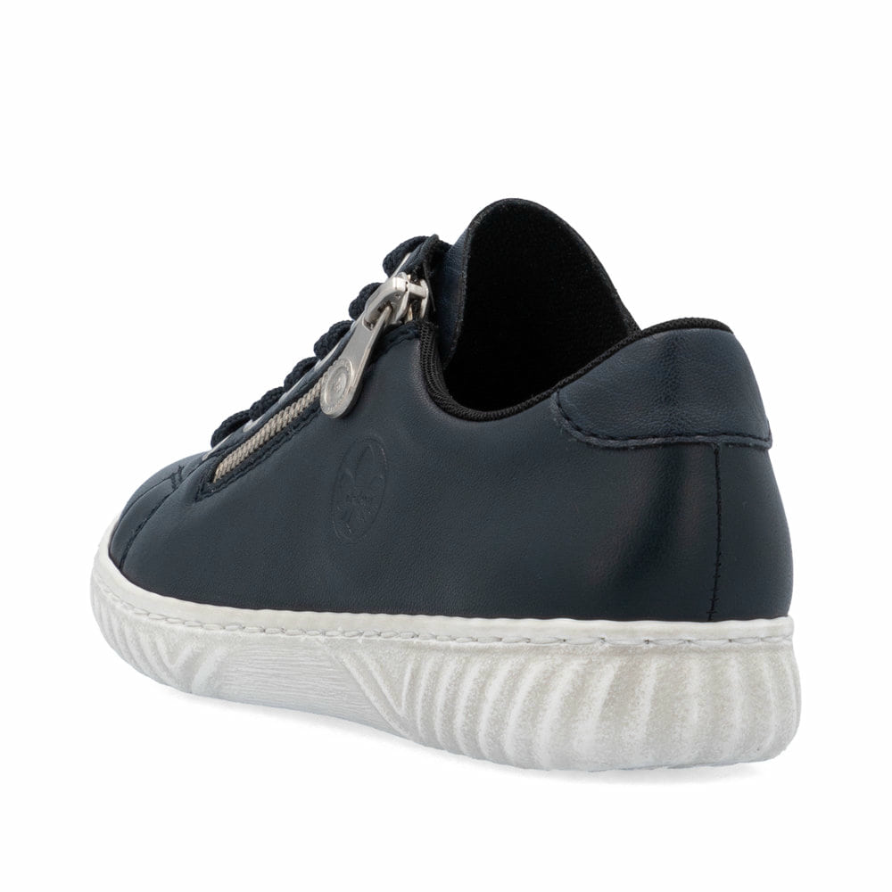 Baskets basses Rieker bleues pour femme N0900-14 en cuir lisse. Chaussure vue de l'arrière.