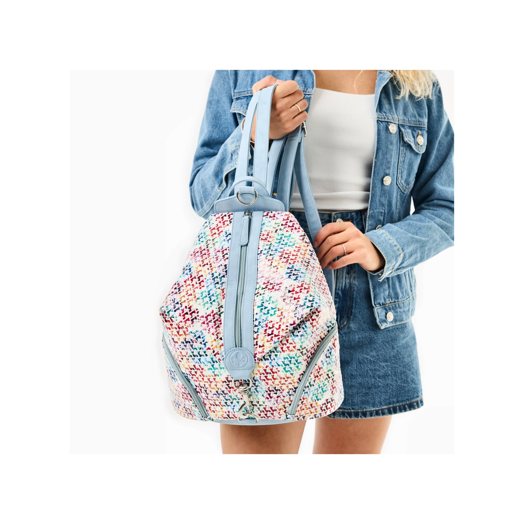 Sac à dos Rieker H1055-90 multi avec des motifs colorés et des compartiments supplémentaires. Porté.