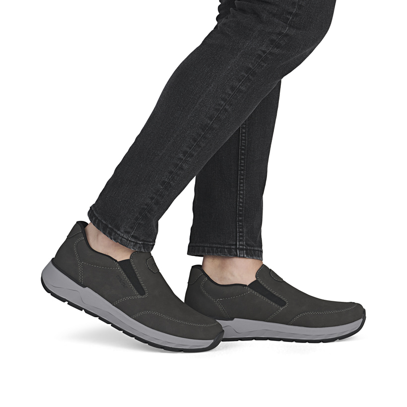 Mocassins Rieker gris pour homme 11550-45 avec bande élastique. Chaussure au pied.