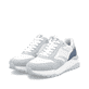 Weiße Rieker Damen Sneaker Low W2500-80 mit Schnürung sowie flexibler Sohle. Schuhpaar seitlich schräg.
