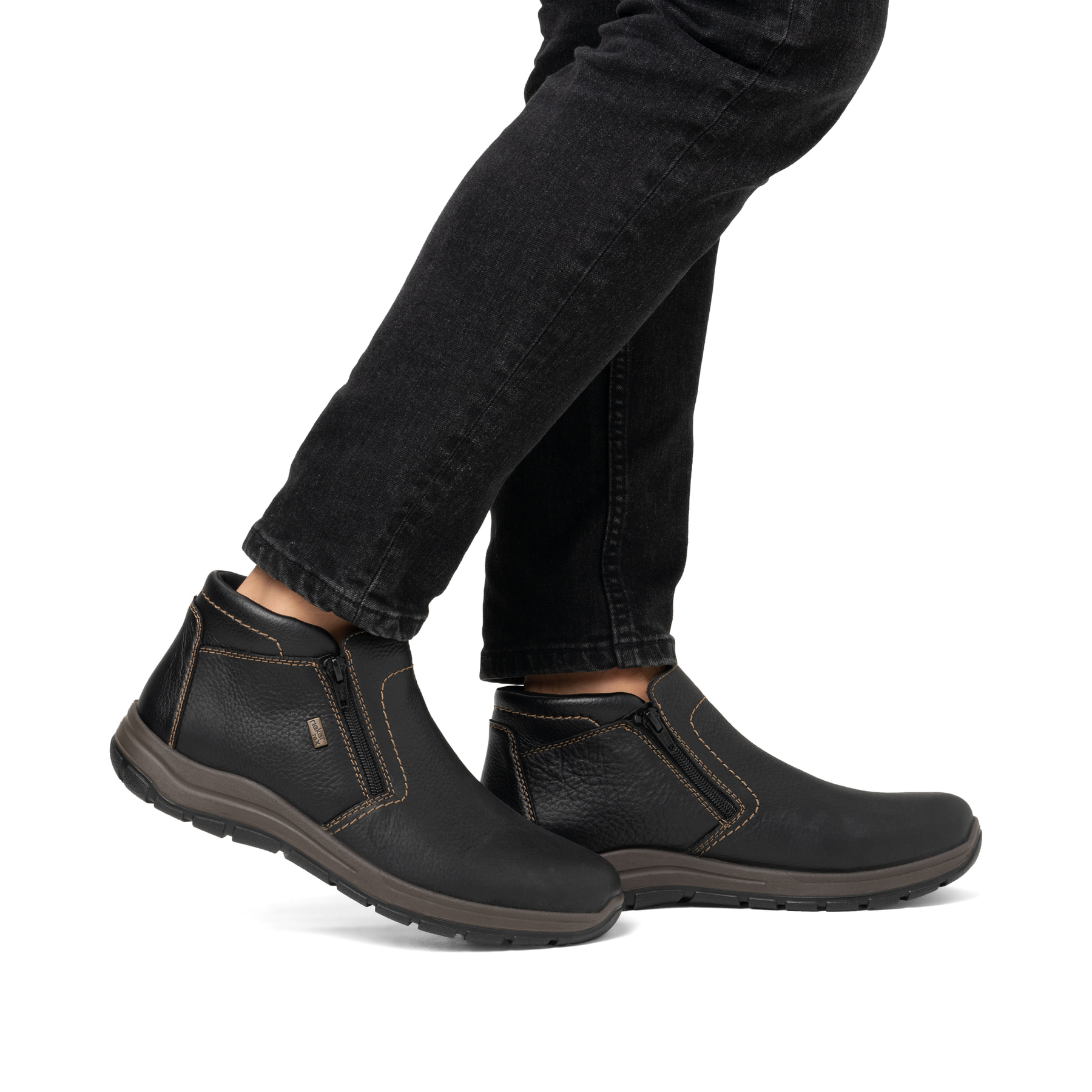 Schwarze Rieker Herren Slipper 03673-00 mit wasserabweisender RiekerTEX-Membran. Schuh am Fuß.