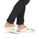 Beige Rieker Herren Pantoletten U3450-60 mit flexibler und ultraleichter Sohle. Schuh am Fuß.
