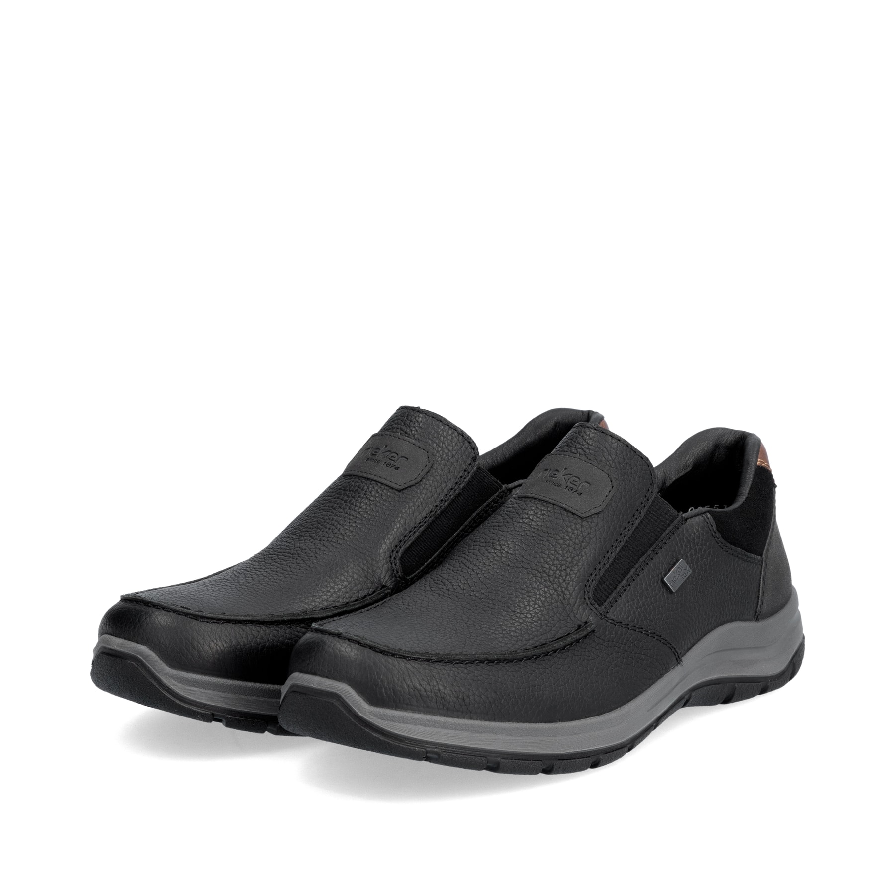 Schwarze Rieker Herren Slipper 03651-00 aus Glattleder. Schuhpaar seitlich schräg.