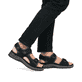 Schwarze Rieker Herren Trekkingsandalen 26951-00 mit einem Klettverschluss. Schuh am Fuß.