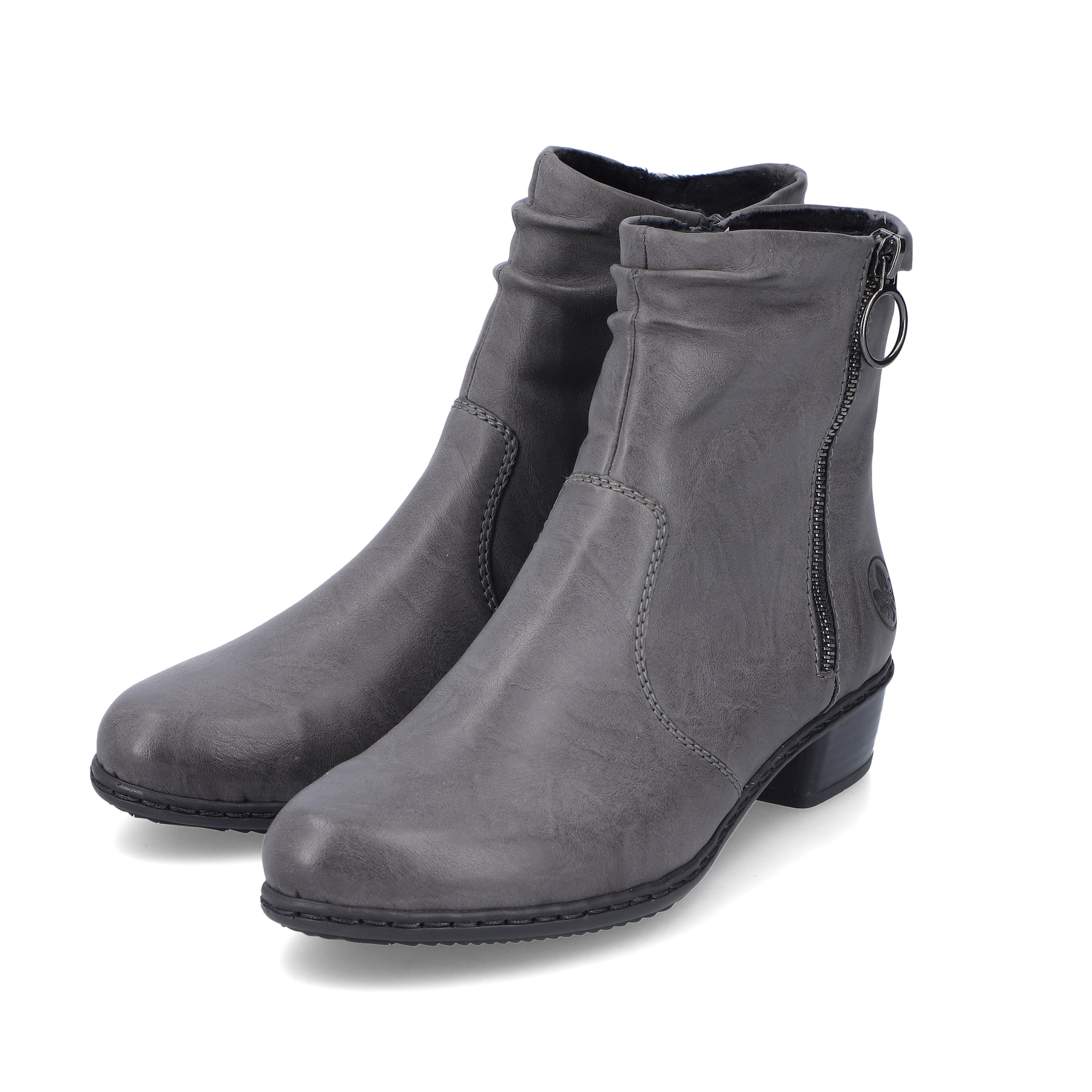 Mondgraue Rieker Damen Stiefeletten Y0741-45 mit Reißverschluss sowie Blockabsatz. Schuhpaar schräg.