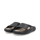 Schwarze Rieker Damen Pantoletten W3350-00 mit flexibler und ultraleichter Sohle. Schuhpaar seitlich schräg.