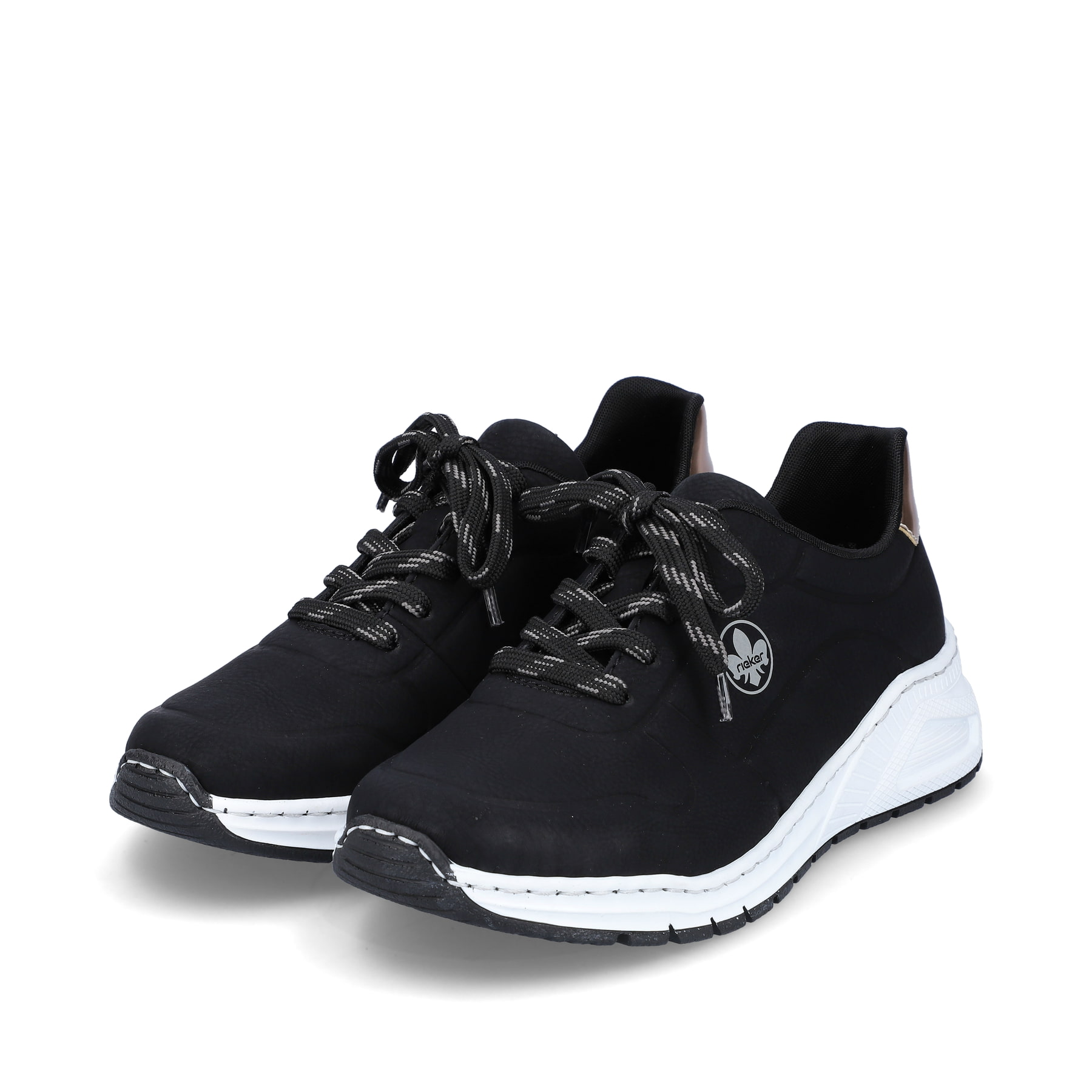 Schwarze Rieker Damen Sneaker Low M4903-01 mit Schnürung sowie der Extraweite H. Schuhpaar seitlich schräg.