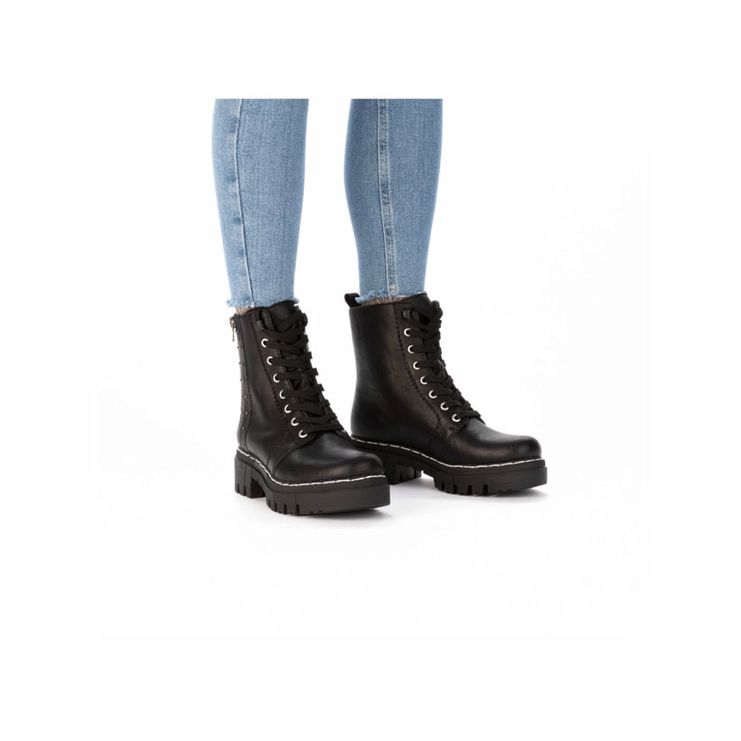 Schwarze Rieker Damen Biker Boots 74044-00 mit einem Reißverschluss. Schuh am Fuß.