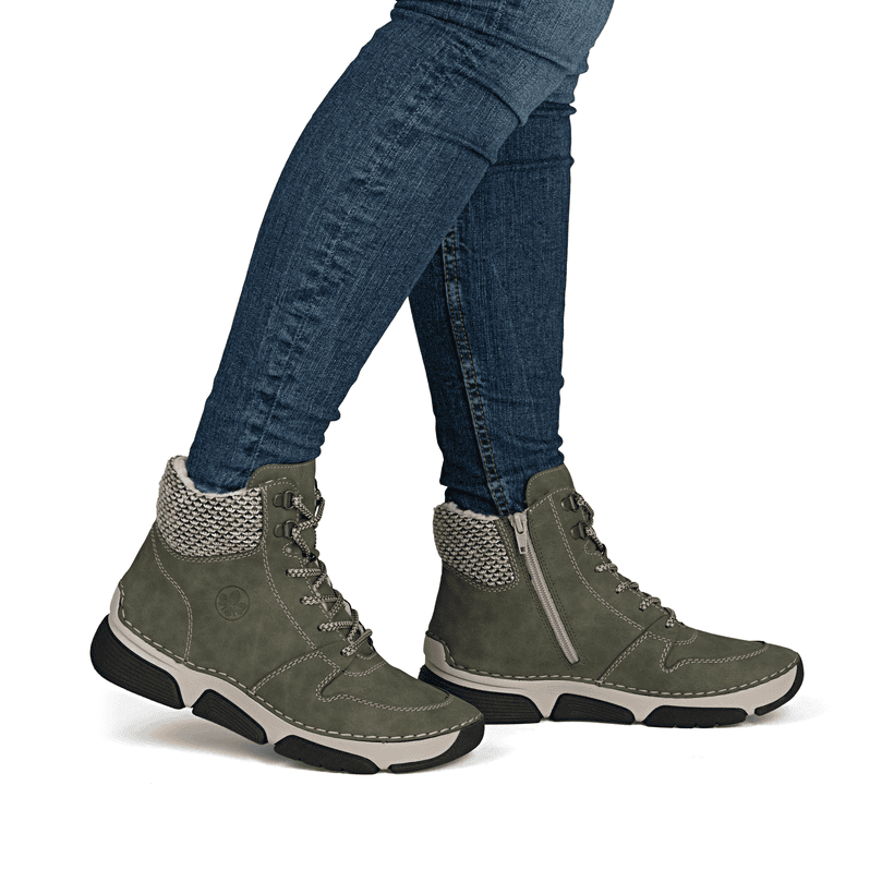 Khaki-schwarze Rieker Damen Schnürstiefel 45955-54 mit Strick-Kragen. Schuh am Fuß.