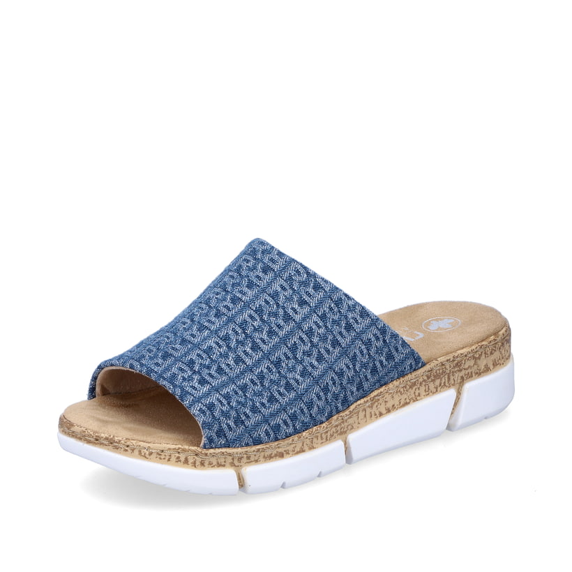Schieferblaue Rieker Damen Pantoletten V2377-14 mit Buchstabenmuster. Schuh seitlich schräg.