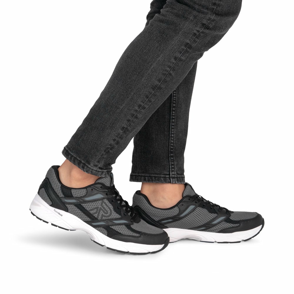Graue Rieker Herren Sneaker Low U4200-45 mit Schnürung sowie flexibler Sohle. Schuh am Fuß.