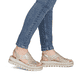 Beige Rieker Keilsandaletten V4941-60 mit Strasssteinen sowie einem Gummizug. Schuh am Fuß.