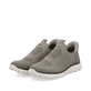Beige Rieker Herren Slipper B6659-64 mit Ready2GO Slip-in Feature sowie Gummizug. Schuhpaar seitlich schräg.