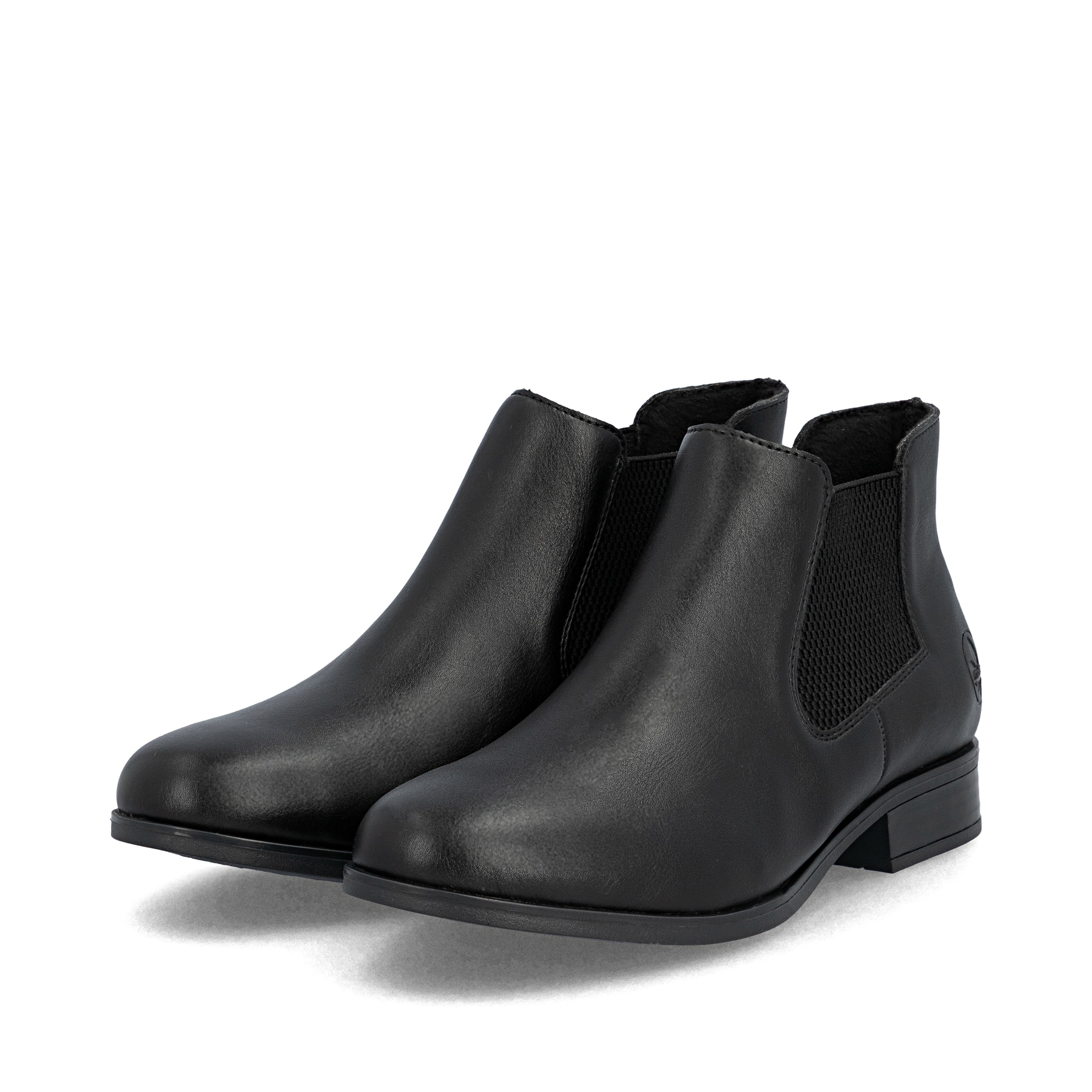 Schwarze Rieker Damen Chelsea Boots 77050-00 mit einem Gummizug. Schuhpaar seitlich schräg.