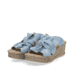 Blaue Rieker Damen Pantoletten 68789-10 mit dekorativer Schleife sowie Gummizug. Schuhpaar seitlich schräg.