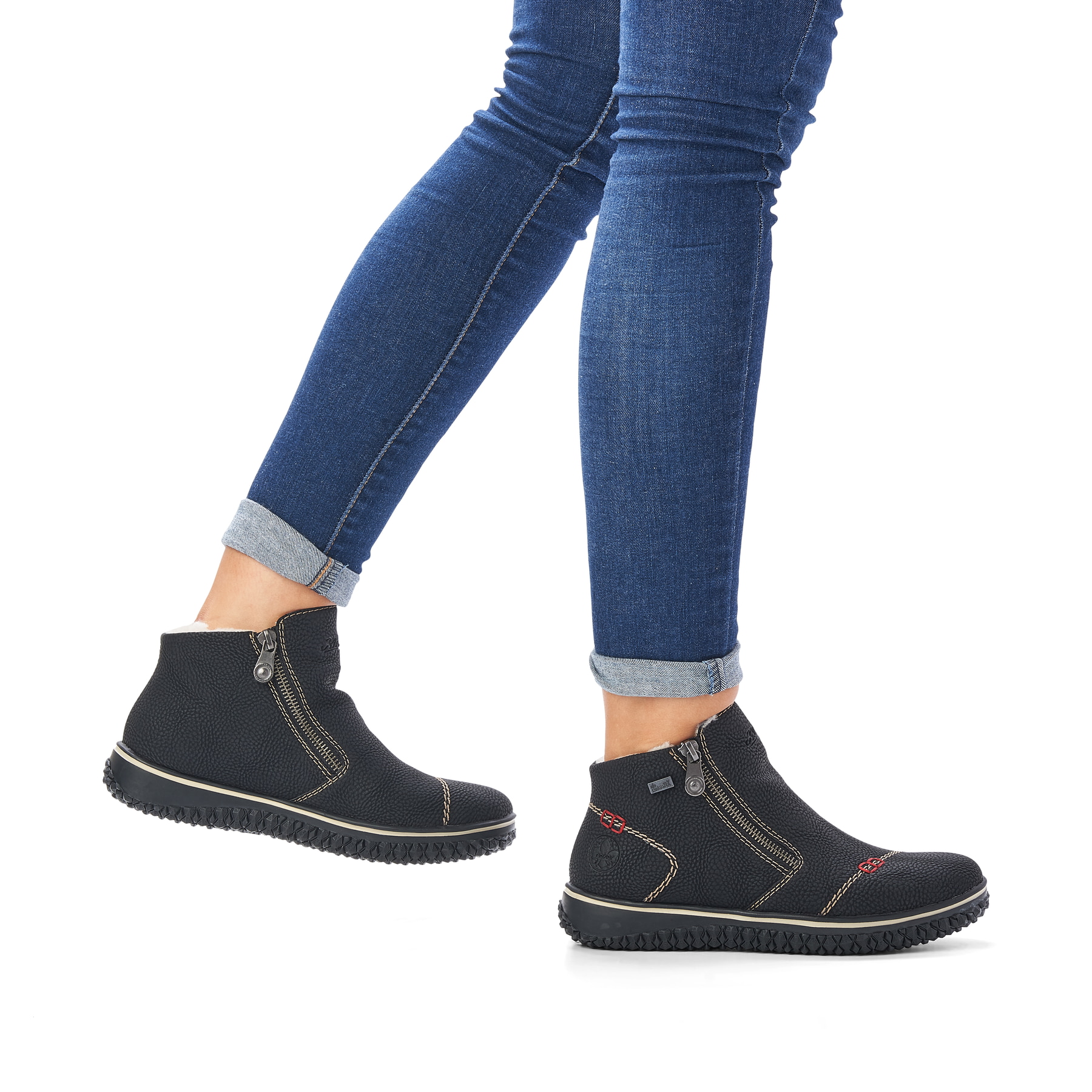Nachtschwarze Rieker Damen Slipper L4270-00 mit Reißverschluss sowie einer Profilsohle. Schuh am Fuß
