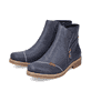 
Marineblaue Rieker Damen Kurzstiefel 73571-14 mit einer robusten Profilsohle. Schuhpaar schräg.