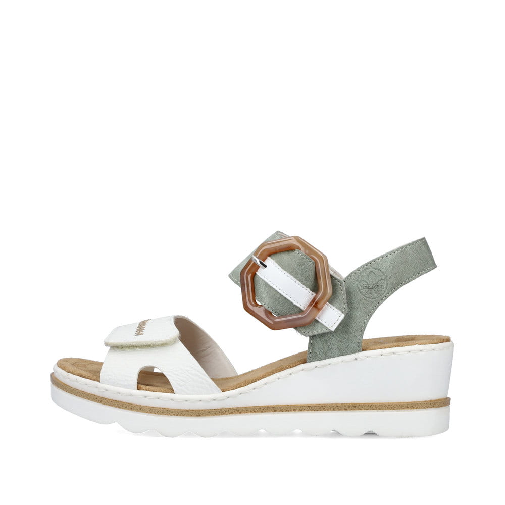 Weiße Rieker Keilsandaletten 67476-81 mit trendigen Schnalle. Schuh Außenseite.