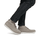 Beige Rieker Herren Kurzstiefel B2303-60 mit moderner Spannnaht sowie Schnürung. Schuh am Fuß.