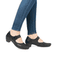 Nachtschwarze Rieker Ballerinas 41756-00 mit einem Klettverschluss. Schuh am Fuß.