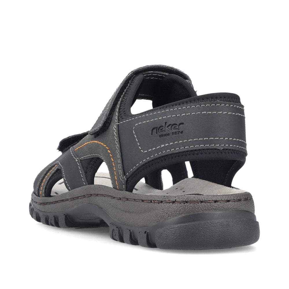 Schwarze Rieker Herren Trekkingsandalen 25053-00 mit einem Klettverschluss. Schuh von hinten.