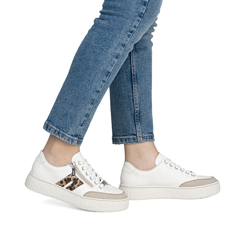 Baskets basses Rieker blanches femme N9912-80 en cuir lisse avec lacets. Chaussure au pied.