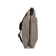 Sac bandoulière Rieker H1005-90 en beige avec fermeture éclair et pendentif en forme de cÅ“ur. Côté gauche.