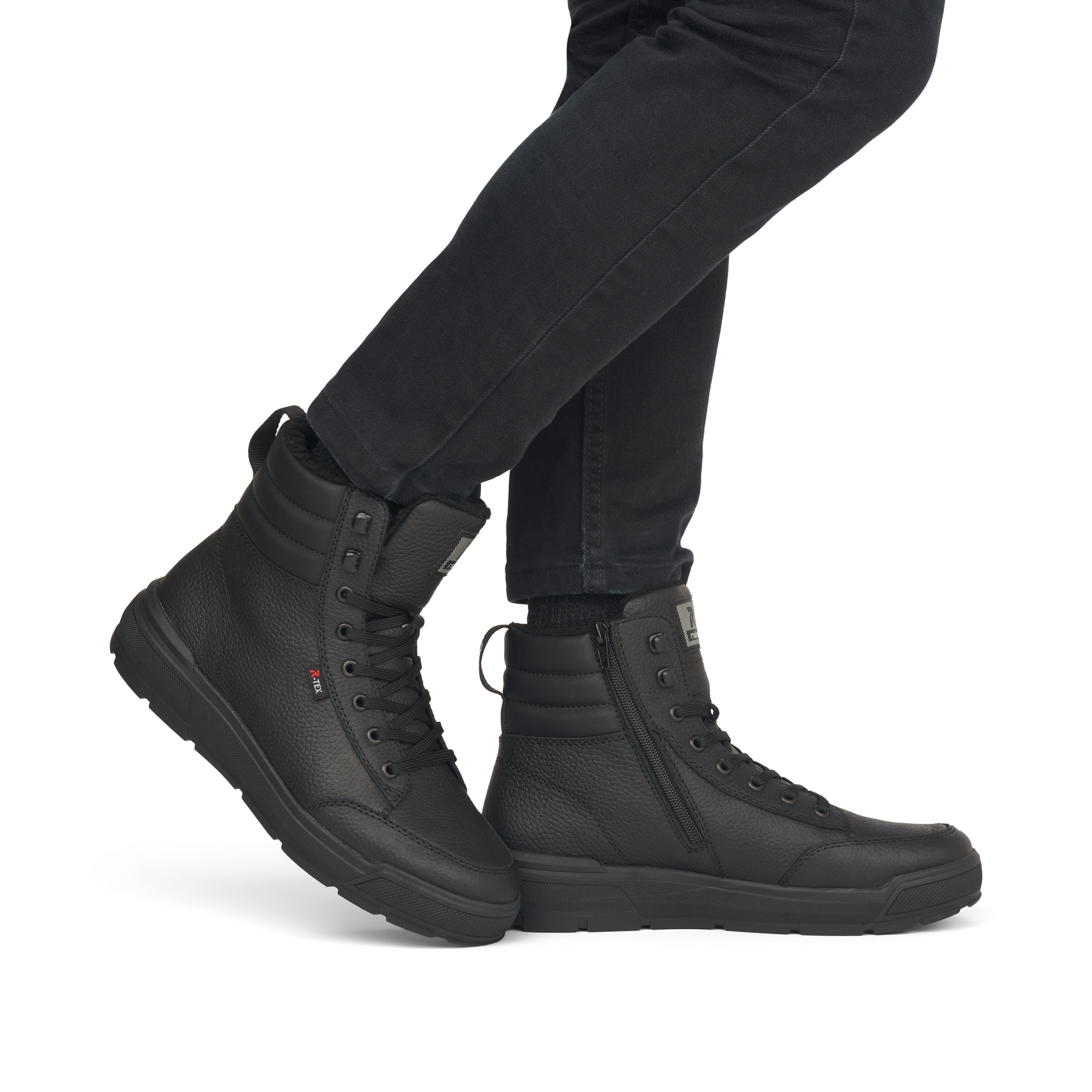 Schwarze Rieker Herren Schnürstiefel U0071-01 aus Glattleder. Schuh am Fuß.