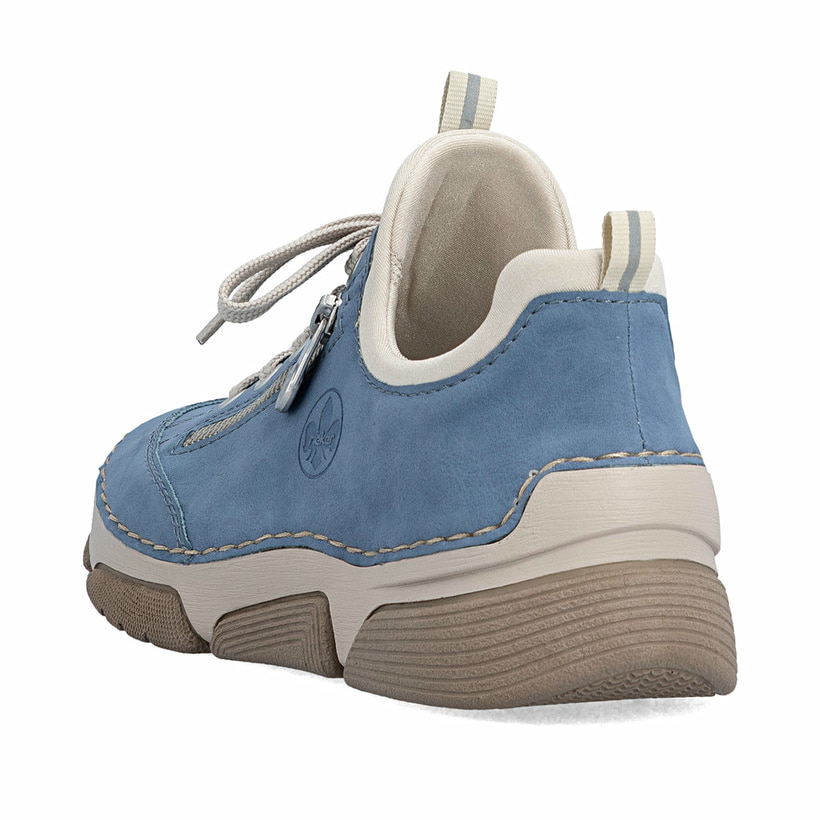 Blaue Rieker Damen Slipper 45973-14 mit Deko-Reißverschluss sowie einem Gummizug. Schuh von hinten.