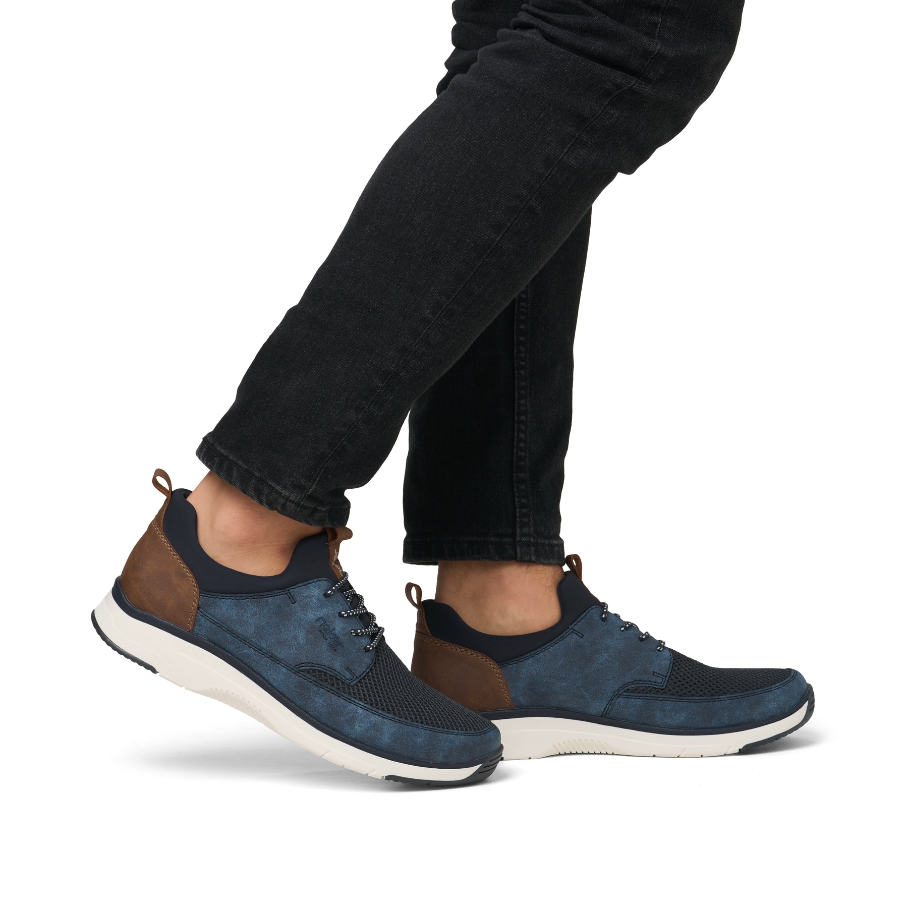 Blaue Rieker Herren Slipper 19550-14 mit einem Gummizug sowie Komfortweite G 1/2. Schuh am Fuß.