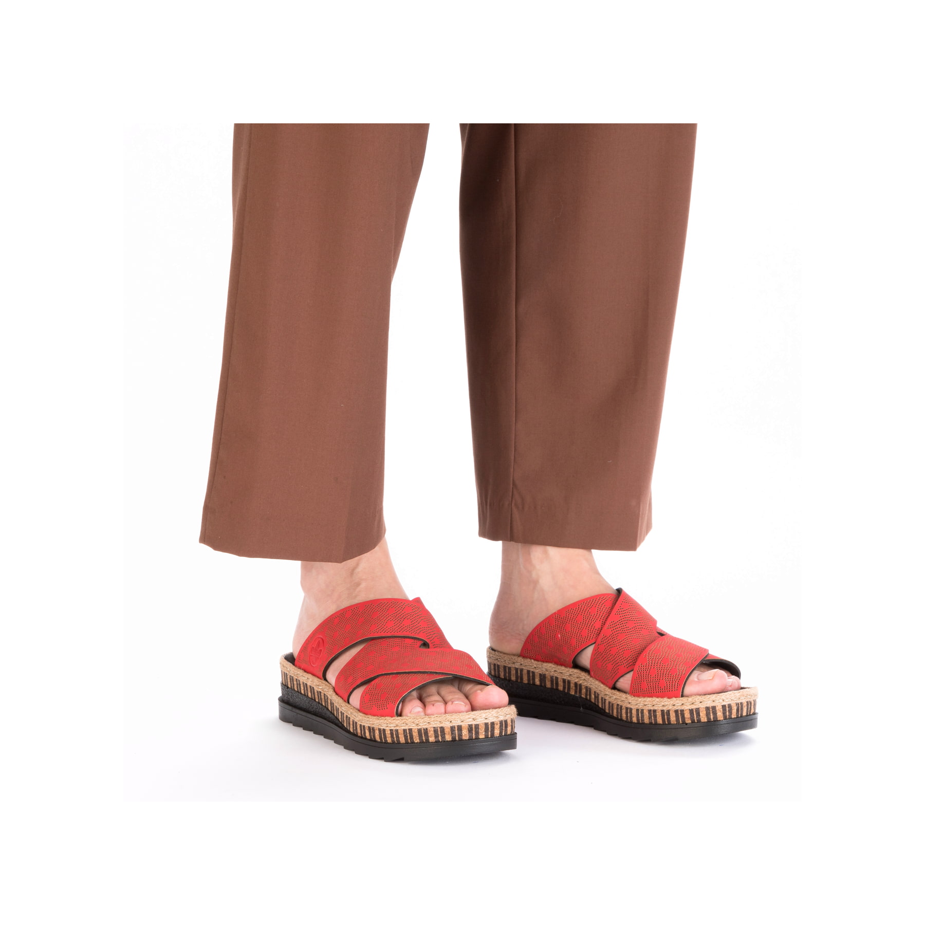 Rote Rieker Damen Pantoletten V7970-33 mit der schmalen Passform E 1/2. Schuh am Fuß.