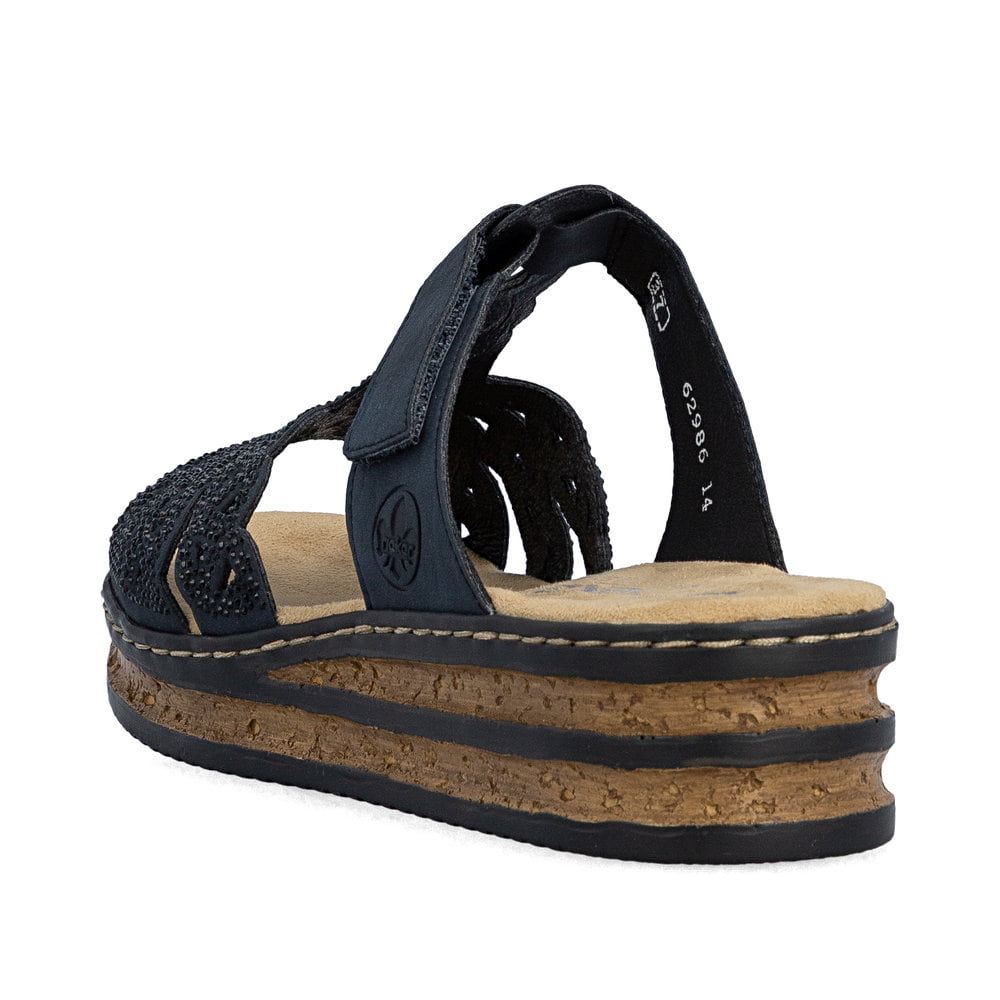 Blaue Rieker Damen Pantoletten 62986-14 mit Strasssteinen sowie Klettverschluss. Schuh von hinten.