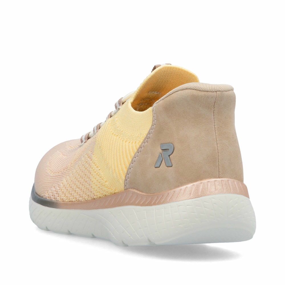 Gelbe vegane Rieker Damen Slipper M5066-68 mit einem Gummizug. Schuh von hinten.