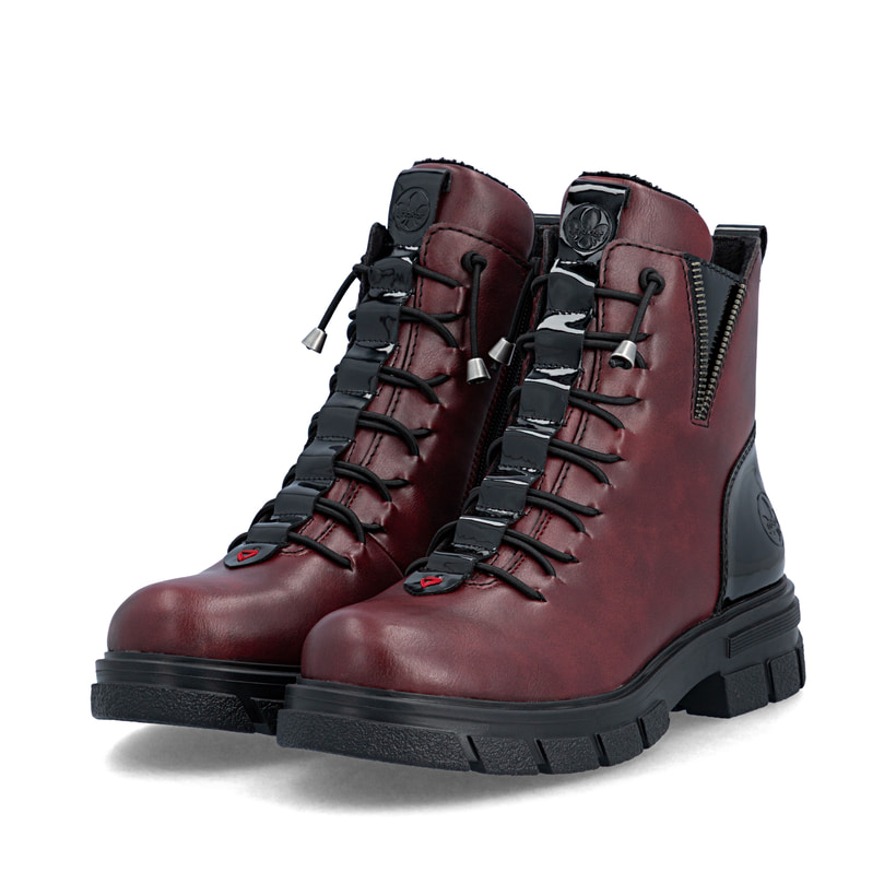 Weinrote Rieker Damen Biker Boots Z9152-35 mit Deko-Reißverschluss. Schuhpaar seitlich schräg.