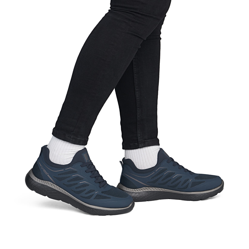 Vegane, dunkelblaue Rieker Damen Slipper M5080-14 mit einem Gummizug. Schuh am Fuß.