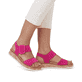 Rosane Rieker Damen Riemchensandalen W0800-31 mit einer Plateausohle. Schuh am Fuß.