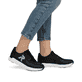 Schwarze Rieker Damen Sneaker Low M9000-00 mit einer Gummischnürung. Schuh am Fuß.