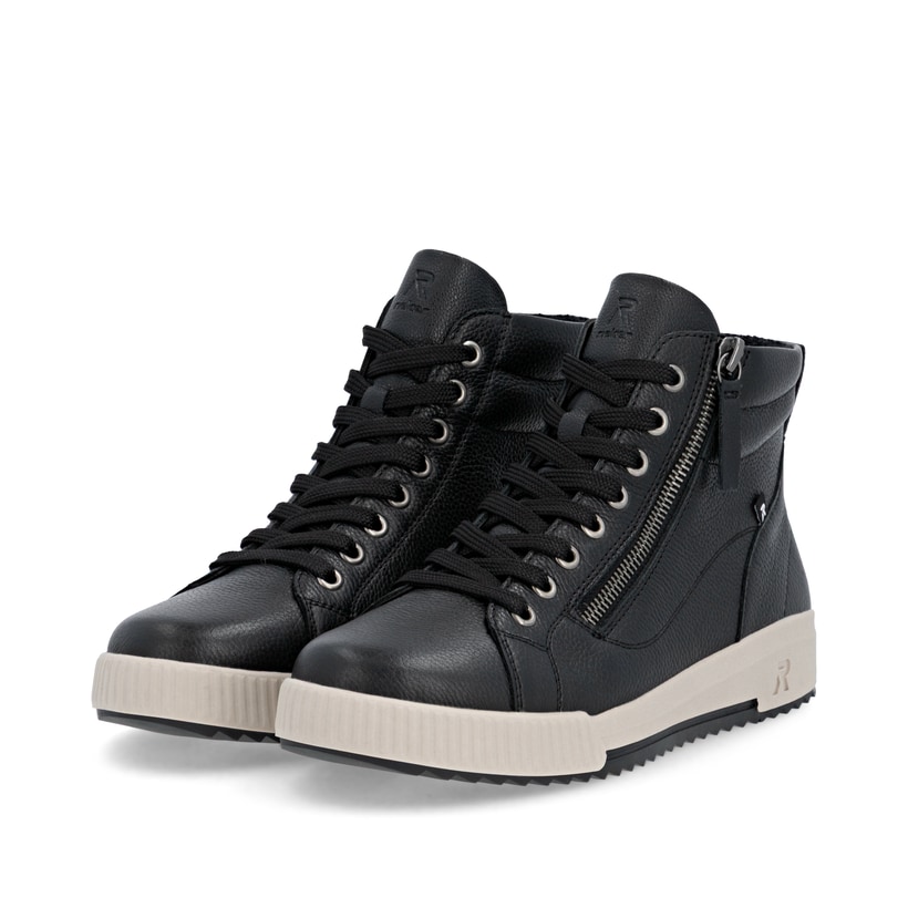 Schwarze Rieker Damen Sneaker High W0164-00 mit leichter und griffiger Sohle. Schuhpaar seitlich schräg.