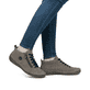 Graue Rieker Damen Schnürschuhe 52514-42 mit rundem Logo sowie Reißverschluss. Schuh am Fuß.