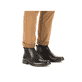 
Nachtschwarze Rieker Herren Chelsea Boots 10374-00 mit einer robusten Profilsohle. Schuh am Fuß