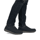 
Dunkelblaue Rieker Herren Slipper B9062-15 mit einer schockabsorbierenden Sohle. Schuh am Fuß
