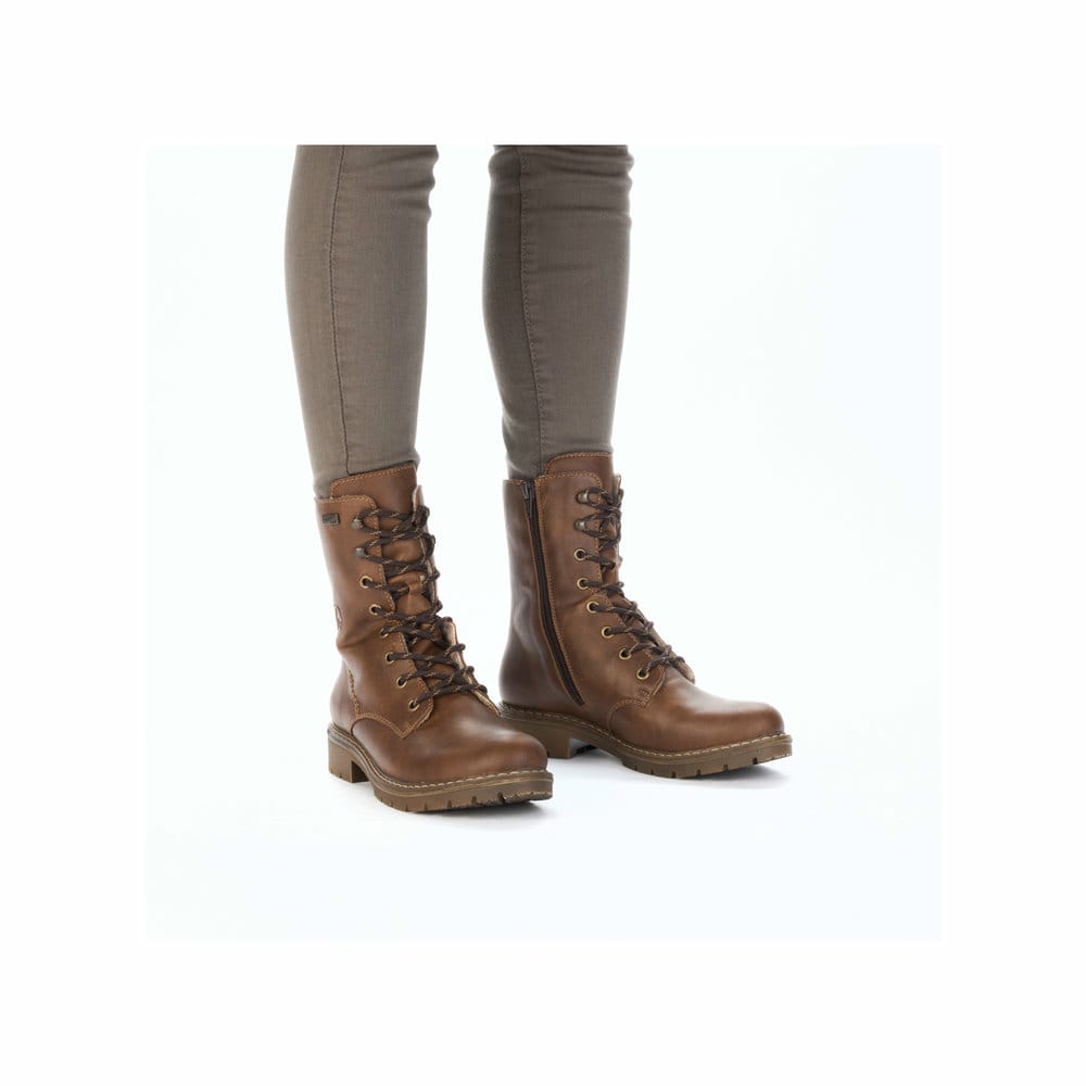 Braune Rieker Damen Schnürstiefel Y9184-22 mit wasserabweisender TEX-Membran. Schuh am Fuß.