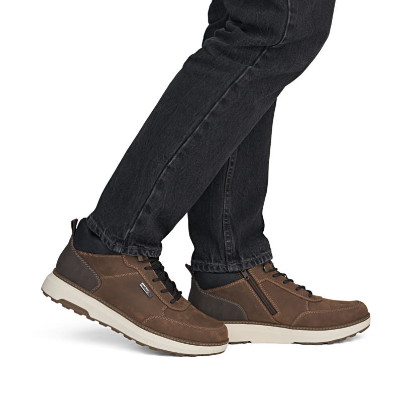 Dunkelbraun-schwarze Rieker Herren Sneaker High B5501-22 aus Rauleder. Schuh am Fuß.