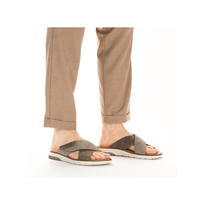 Braune Rieker Herren Pantoletten 25283-25 mit einem Klettverschluss. Schuh am Fuß.