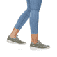 Grüne Rieker Damen Slipper 54560-52 mit Gummizug sowie extra weicher Decksohle. Schuh am Fuß.